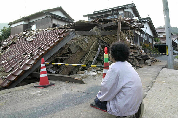00年10月に起きた鳥取県西部地震はマグニチュード7.3を記録、多くの家が全壊した（写真：時事通信）