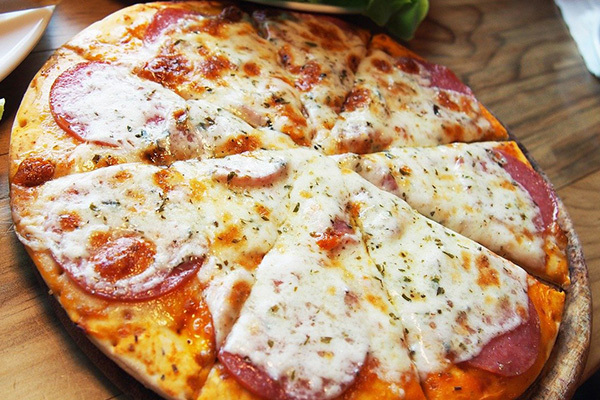 「側面にトッピングない」ピザ屋で銃を突きつけた男を逮捕