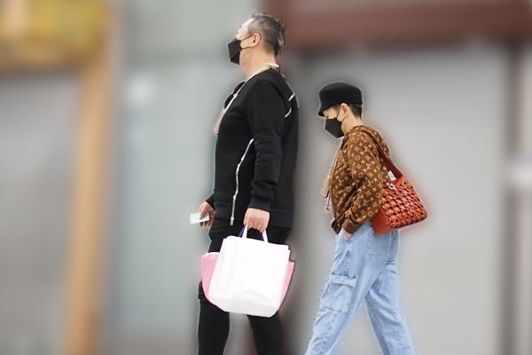 夏木マリの徹底したコロナ防備姿 首には1万4千円除菌脱臭機