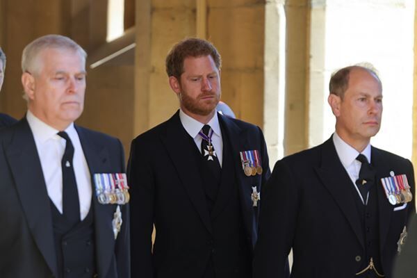 葬儀でのヘンリー王子〔中央〕と、エドワード王子〔右〕（写真：代表撮影/ロイター/アフロ）