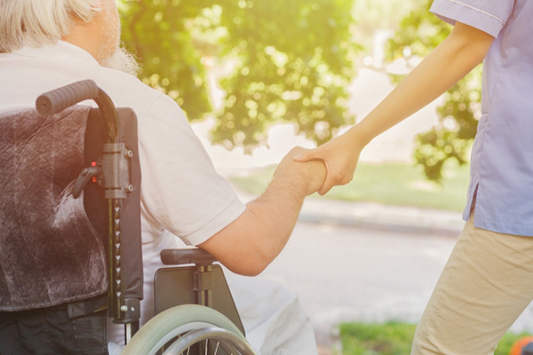 親の介護に「ショートステイ」が便利！専門家語る“楽な介護”