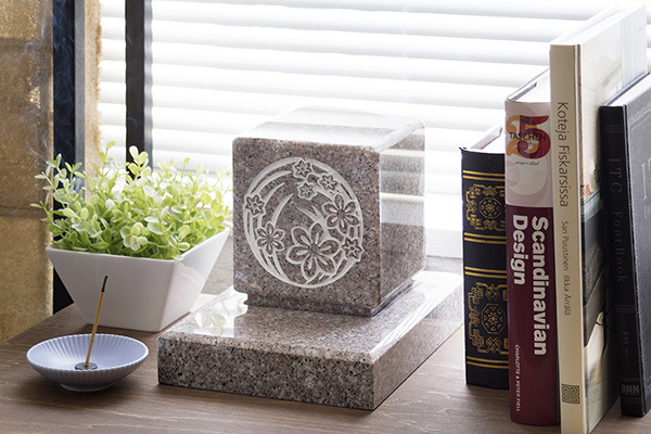 夫婦14万円〜　墓じまいをして「リビングに墓」を持つ選択