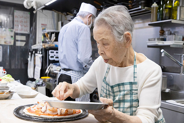 豊洲で腕ふるう95歳のピザ焼きばあば「具材は採算度外視で！」
