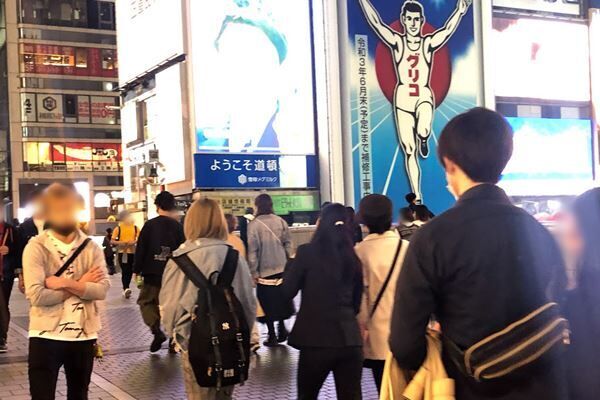 感染者が激増するなか、大阪の街は夜でも人通りが多かった