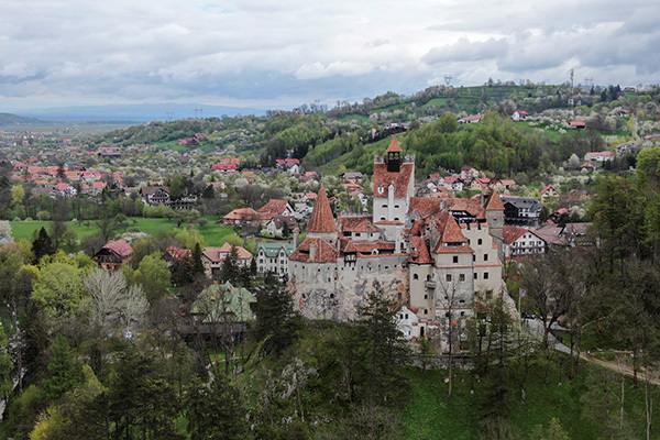 “ドラキュラの居城”、ワクチン提供と城内見学を無料提供