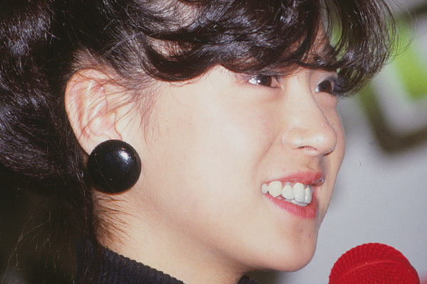 表情豊かに…中森明菜デビュー40年目の本誌激レア写真