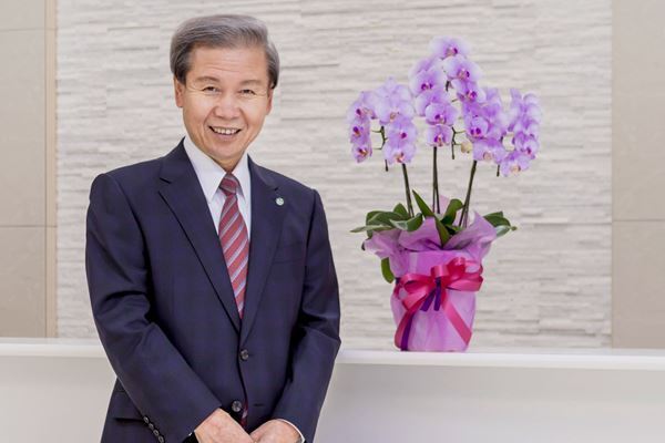 ワクチン優先確保も寄付は100円…スギHD会長夫妻の厚顔素顔