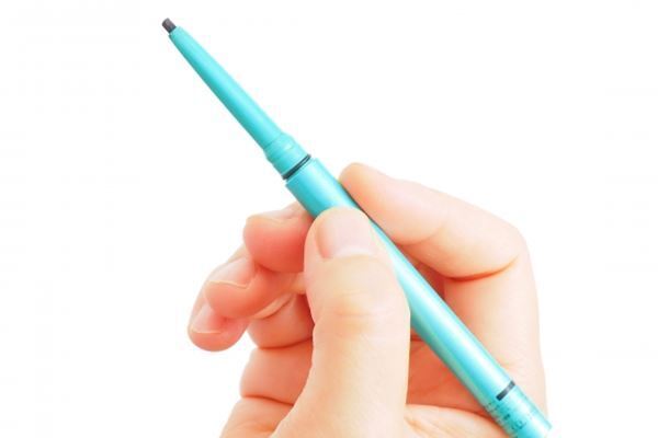 ドライアイ引き起こすアイメーク ライナーはペンシル選んで