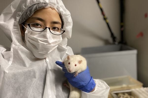 今年3月に修了した慶應大学の大学院にて。実験動物のドブネズミの魅力にどハマりしたそう