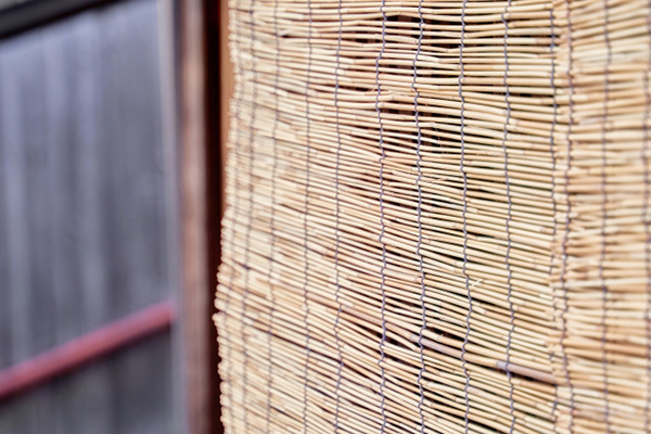 室外機に「すだれ」で電気代節約！100均グッズで固定費を節約