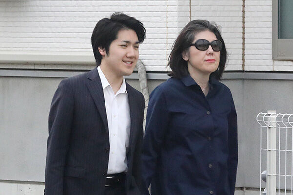 18年5月、本誌が目撃した小室圭さんと佳代さんが並んで出勤する様子