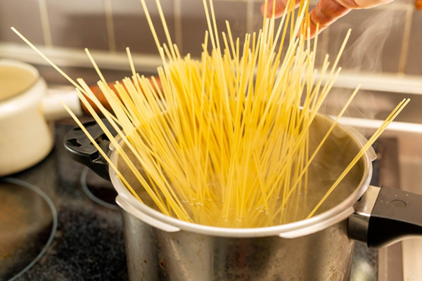 高血圧招きやすい食事習慣「麺を茹でる時に塩ひとつまみ」