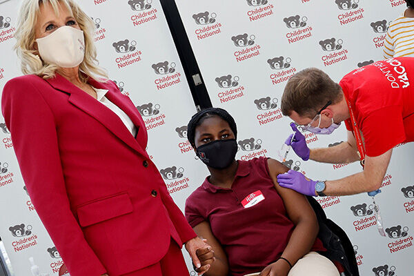 小児病院でのワクチン接種を視察するジル・バイデン大統領夫人（写真：ロイター／アフロ）