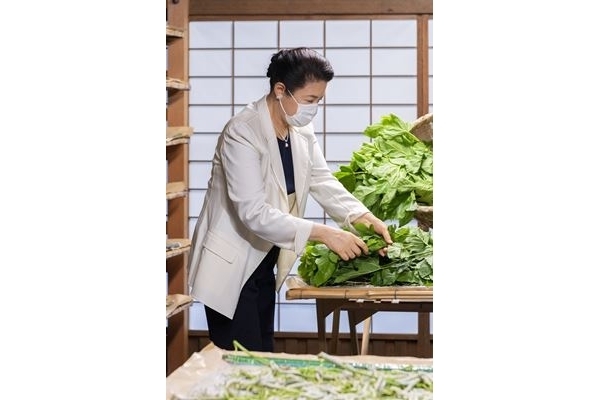 雅子さま伝統行事のご養蚕に緊張の面持ちで