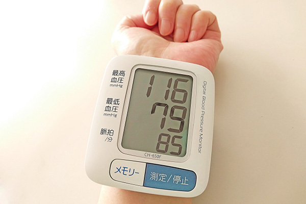 耳の裏のツボを1日3回刺激して「高血圧」予防を期待