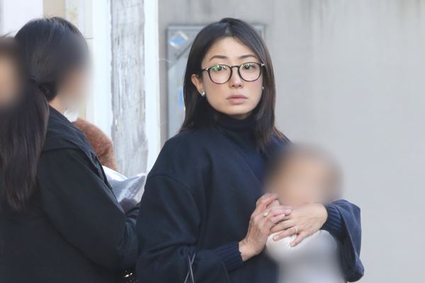 「ボディソープで洗髪」菅野美穂の飾らない育児に集まる共感