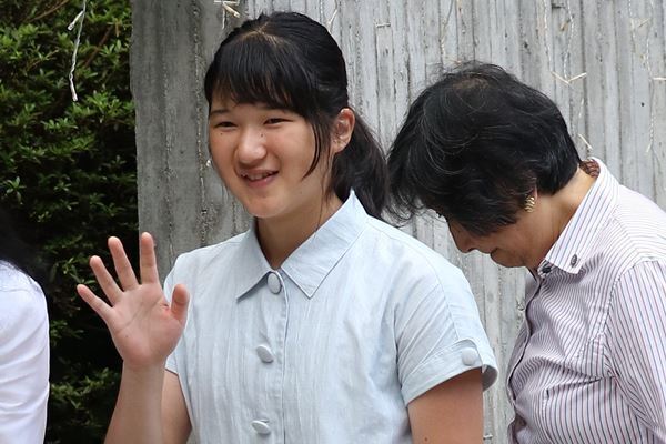 愛子さまの私服に変化…20歳を前に「ワンピースから卒業」？