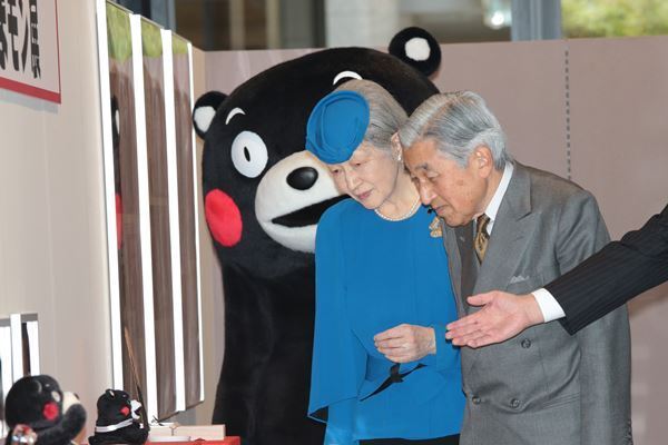 くまモンが美智子さまの一言にタジタジ…皇族方とマスコットの対面集