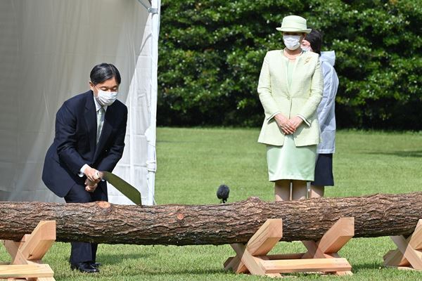 天皇皇后両陛下、リモート＆リアルの式典シン様式！
