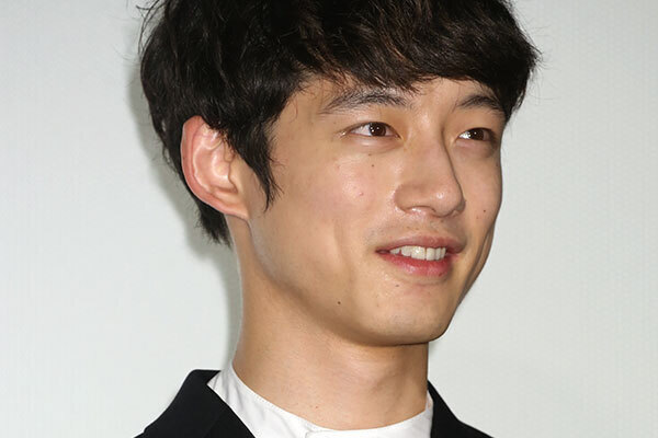 坂口健太郎『モネ』ツンデレ演技が好評！現場ではムードメーカーも