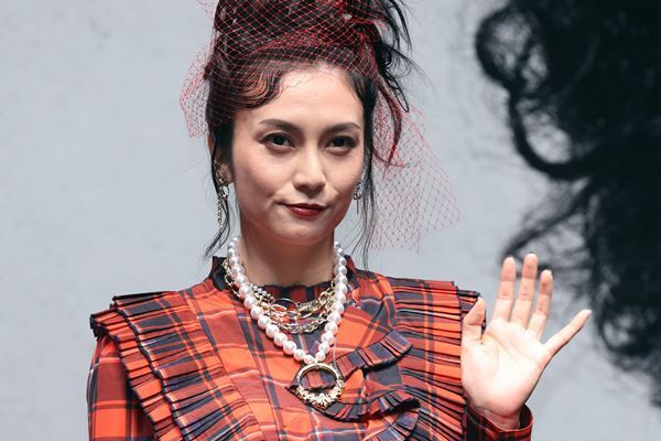 柴咲コウ「コミューン作る」変化の陰に中華系セレブへの心酔【上半期ベストスクープ】