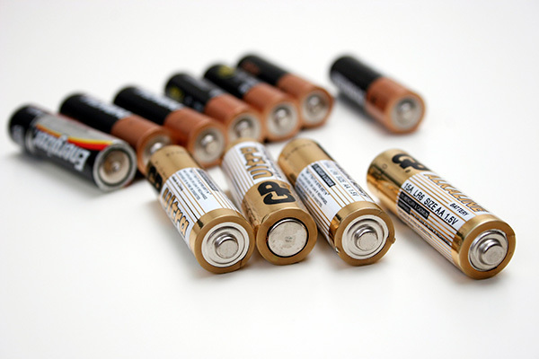 交換時の不注意や、誤った保管で「乾電池から発火」にご用心