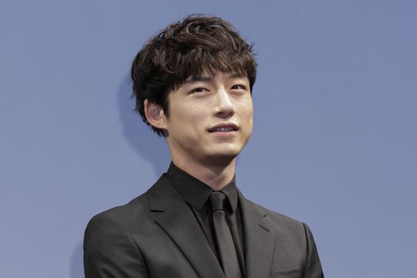 坂口健太郎　会えば必ずハグ…母親ファーストに秘めた父の死