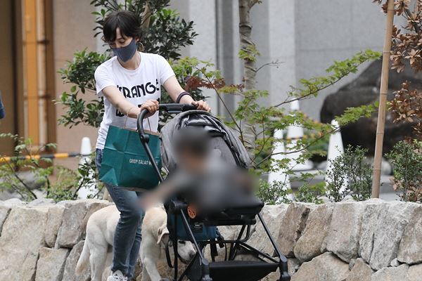 滝川クリステル目の下に隈…置き去り批判直後の憔悴子連れ外出姿