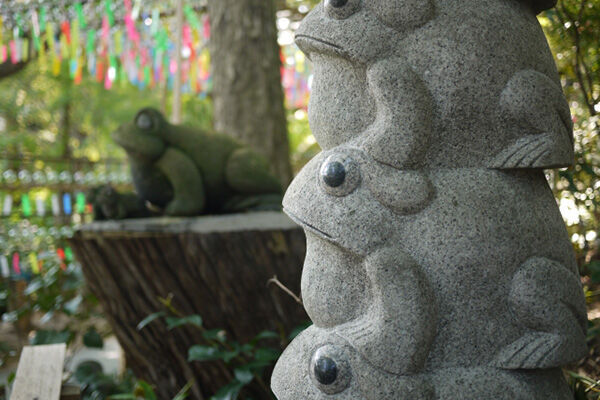 約1万点のカエルの像が置かれていることで有名な如意輪寺
