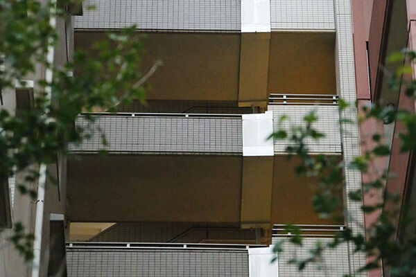傾きが見つかった神奈川県のマンションの当時の様子。階段の渡り廊下に段差ができているという住民の指摘が発端だった。現在はすでに建て替えられている（写真：共同通信）