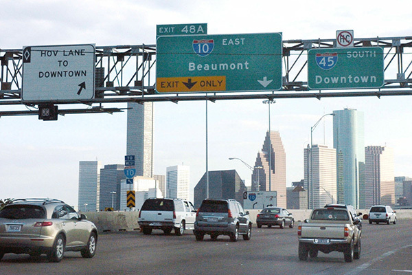 母親と口げんか？走行中の車から飛び出した少女が死亡