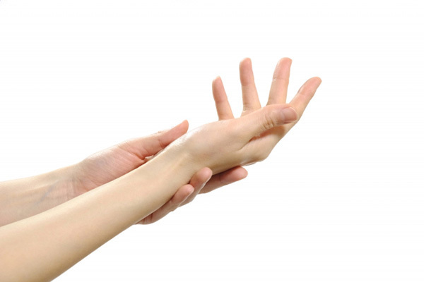 指が体幹部に影響「親指の筋肉が食いしばり、肩こりの原因に」