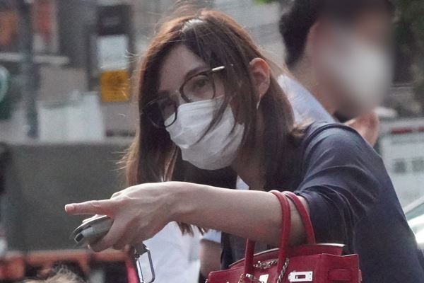 加藤あい バーキンをエコバッグ代わりに！“学業第一”の教育ママ姿