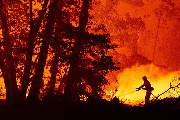 発生から2日後のエルドラド火災（写真：AFP／アフロ）