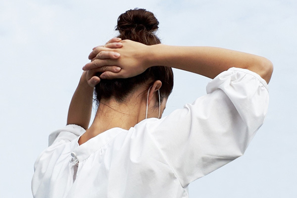 ニワトリの動きをマネて、厄介な“マスク頭痛”をカンタン解消