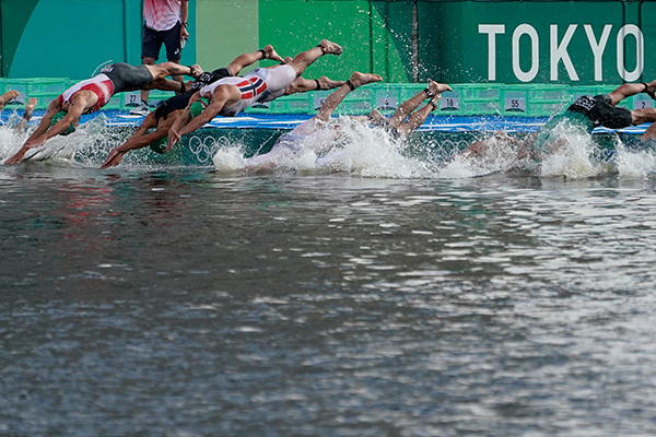 トライアスロン選手の嘔吐姿が全世界に…猛暑と悪水質の“おもてなし”