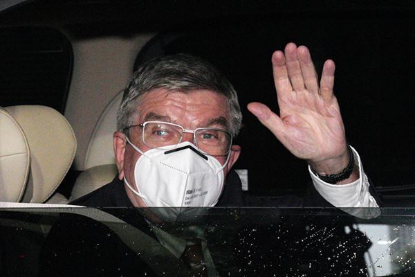 バッハ会長　開会式前日にも厚顔…天皇陛下の前で“不規則発言”