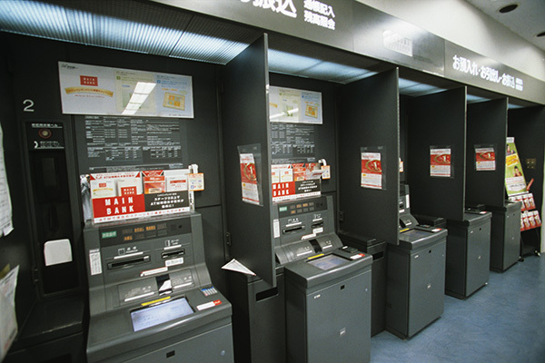 銀行手数料を節約するお金の習慣 引き出しは月1で封筒に小分け