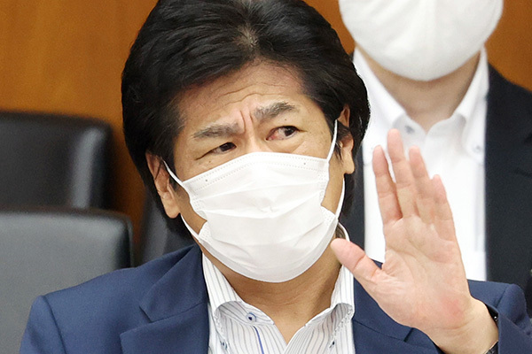 自宅療養方針を尾身会長に相談なし…厚労相の“連絡不十分”発言に呆れ声
