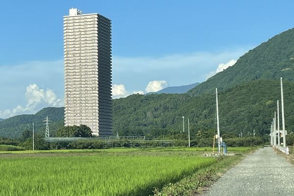 山形の田んぼの中に突然現れる41階建てタワーマンション（写真：住民提供）