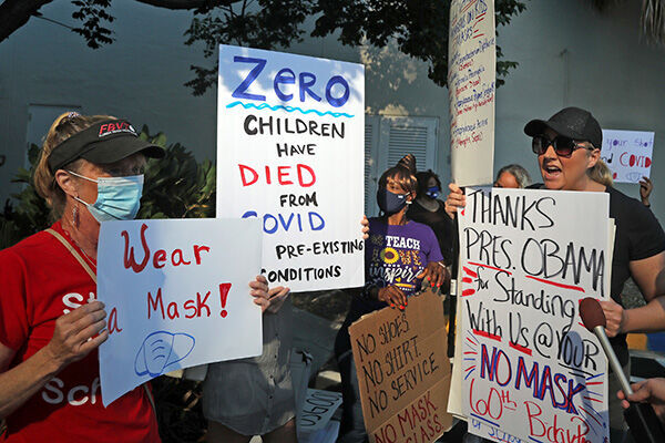 10日、フロリダ州ブロワード郡教育委員会前では、マスク推進派（左）に反対派（右）が激しく噛み付いた（写真：AP／アフロ）