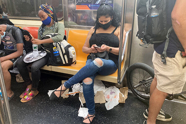 ニューヨークの地下鉄車内（写真：AP／アフロ）