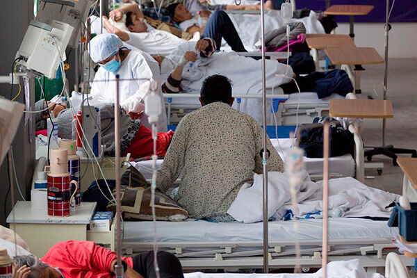 ペルーの病院。日本人口に換算するとおよそ75万人の人が亡くなった（写真：AFP／アフロ）
