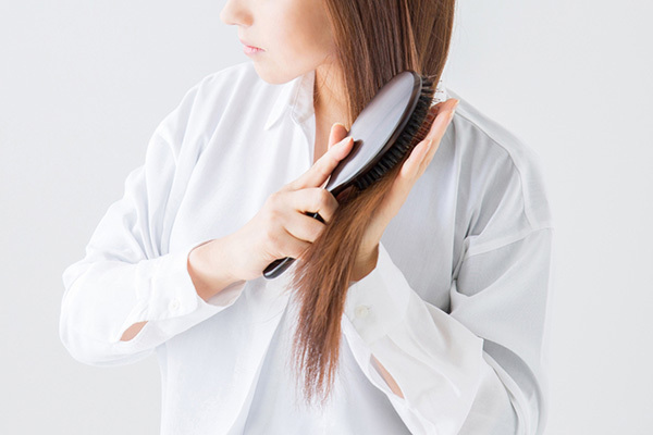 “分け目の白髪”改善する新習慣「ブラシのピンはナイロン製に」