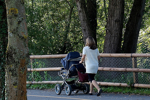 薬物を摂取した少年の車がベビーカーを押す母親に突っ込む