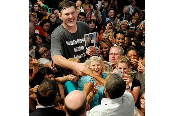 アメリカで最も背の高い男性が心臓疾患のため38歳で死去