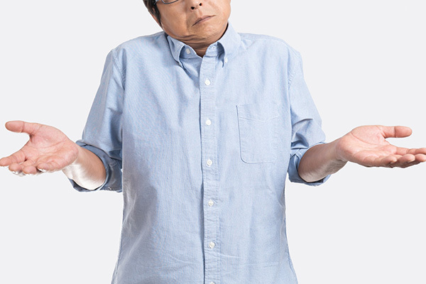 犬食い、すぐ靴を脱ぐ…残暑に急増「中年男性の残念なマナー3」