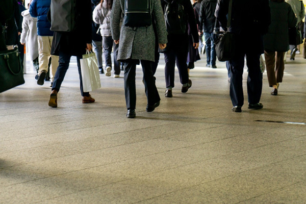 駅で突進、傘を畳まない…身近にいる「残念なオヂサン」4選