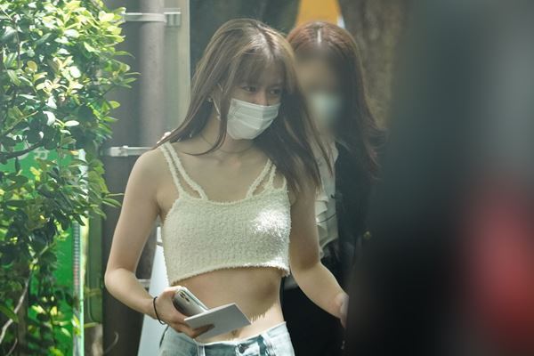 山本舞香　へそ出し大胆コーデで高級ブランドへ！破局報道も左手薬指には指輪