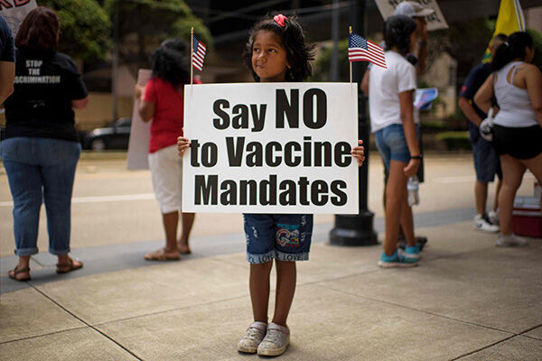 先月末、テキサス州ヒューストンで行われた反ワクチン派によるデモ活動（写真：AFP／アフロ）